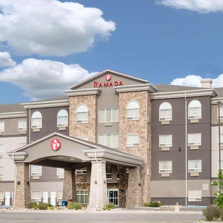 Отель Ramada By Wyndham Olds Экстерьер фото