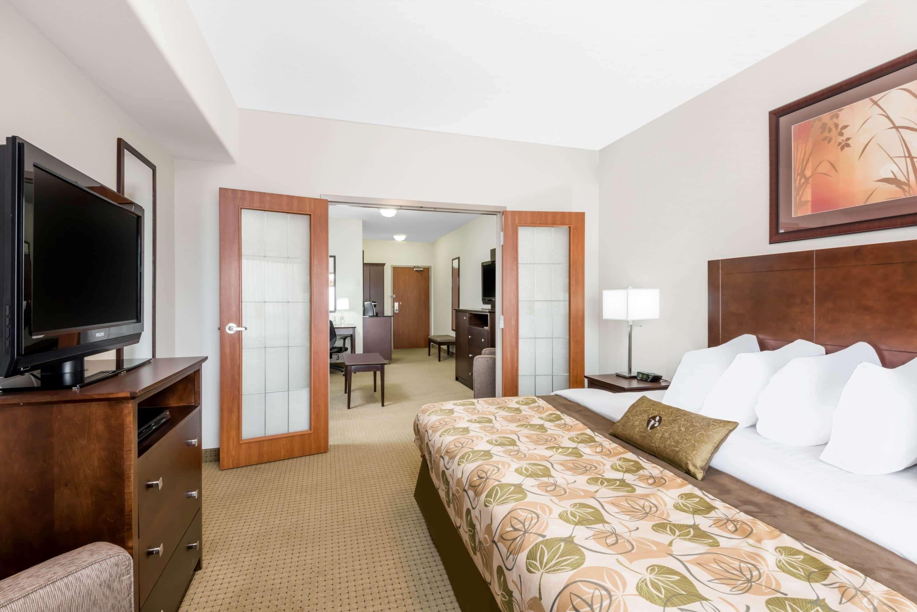 Отель Ramada By Wyndham Olds Экстерьер фото