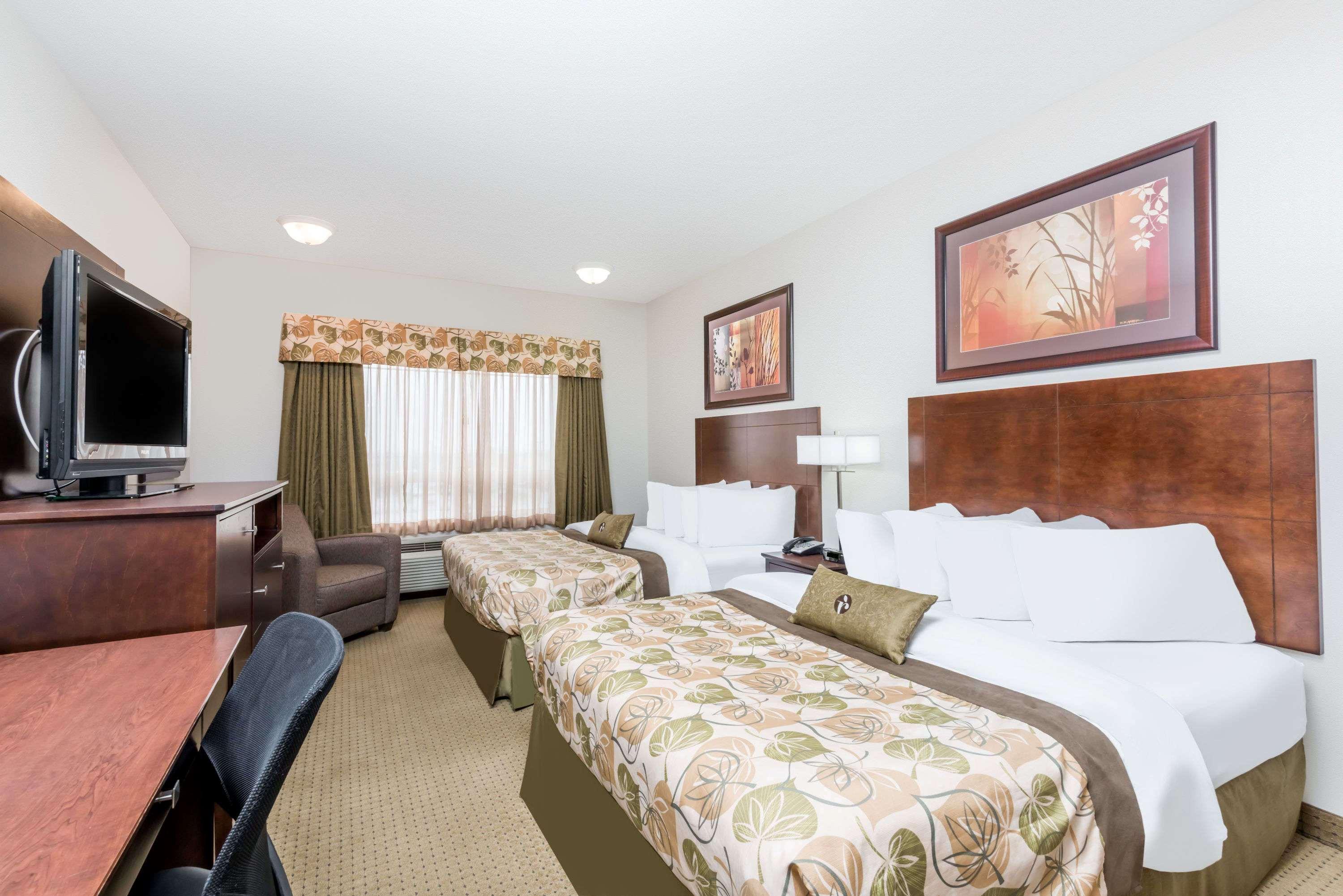 Отель Ramada By Wyndham Olds Экстерьер фото