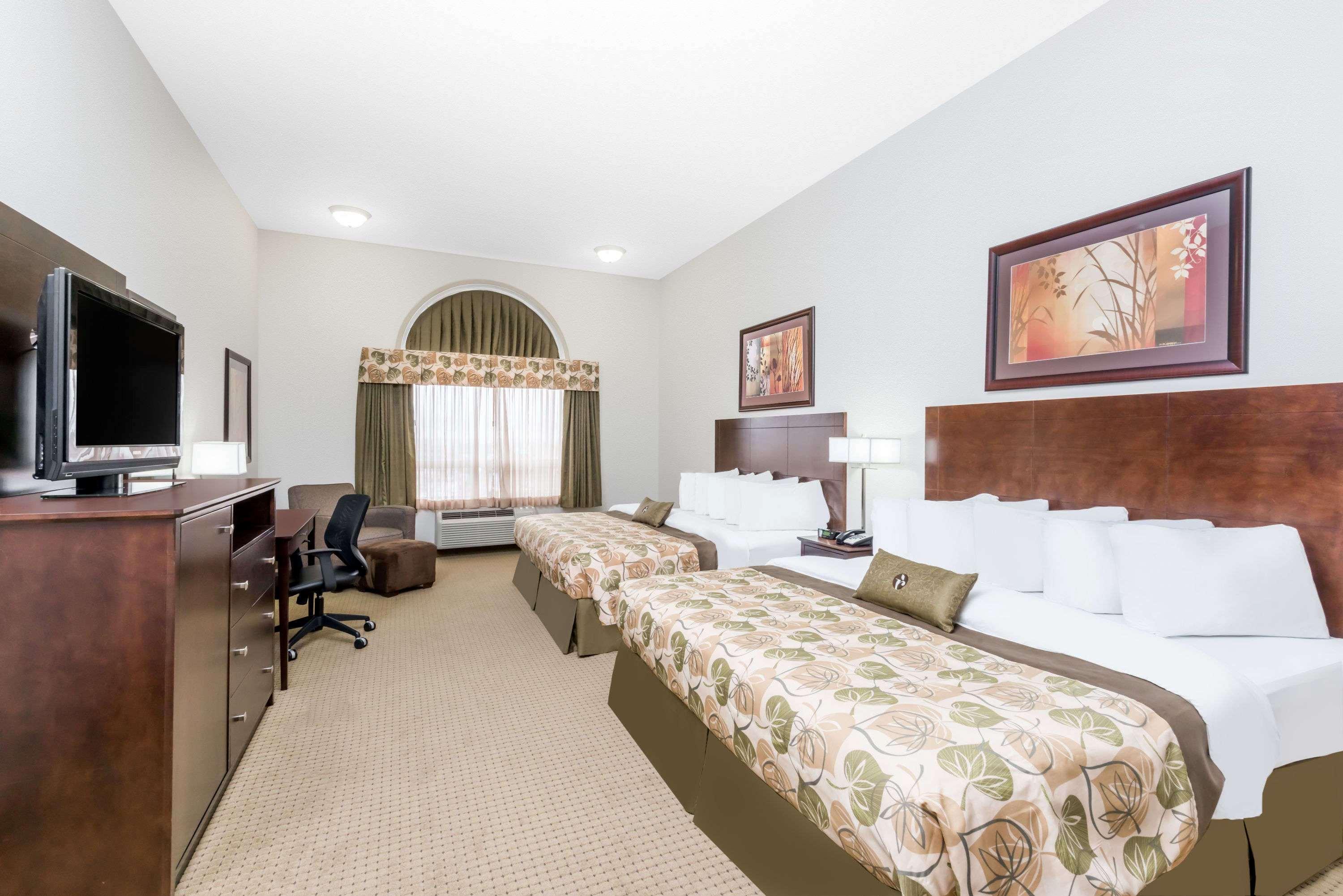 Отель Ramada By Wyndham Olds Экстерьер фото