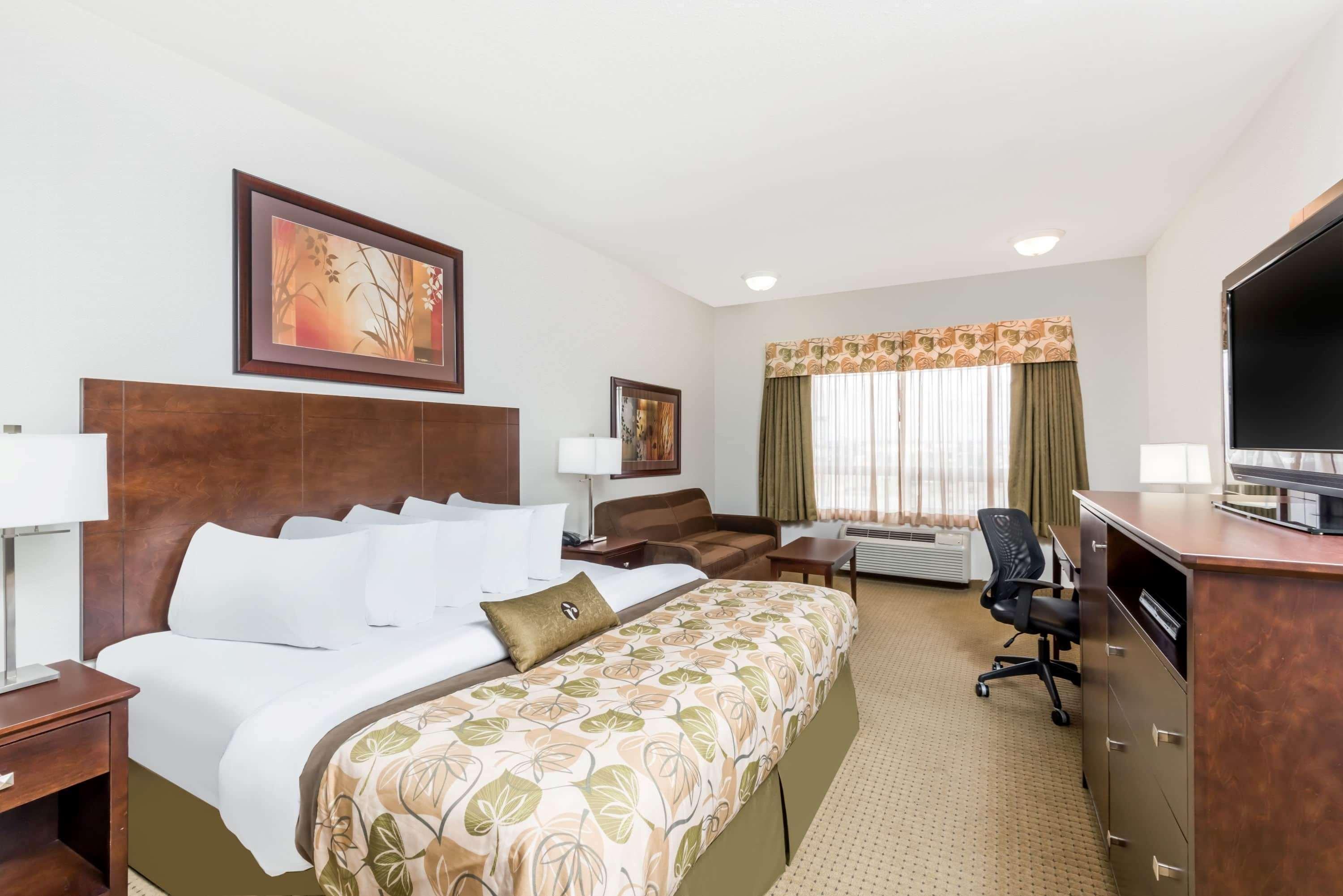 Отель Ramada By Wyndham Olds Экстерьер фото