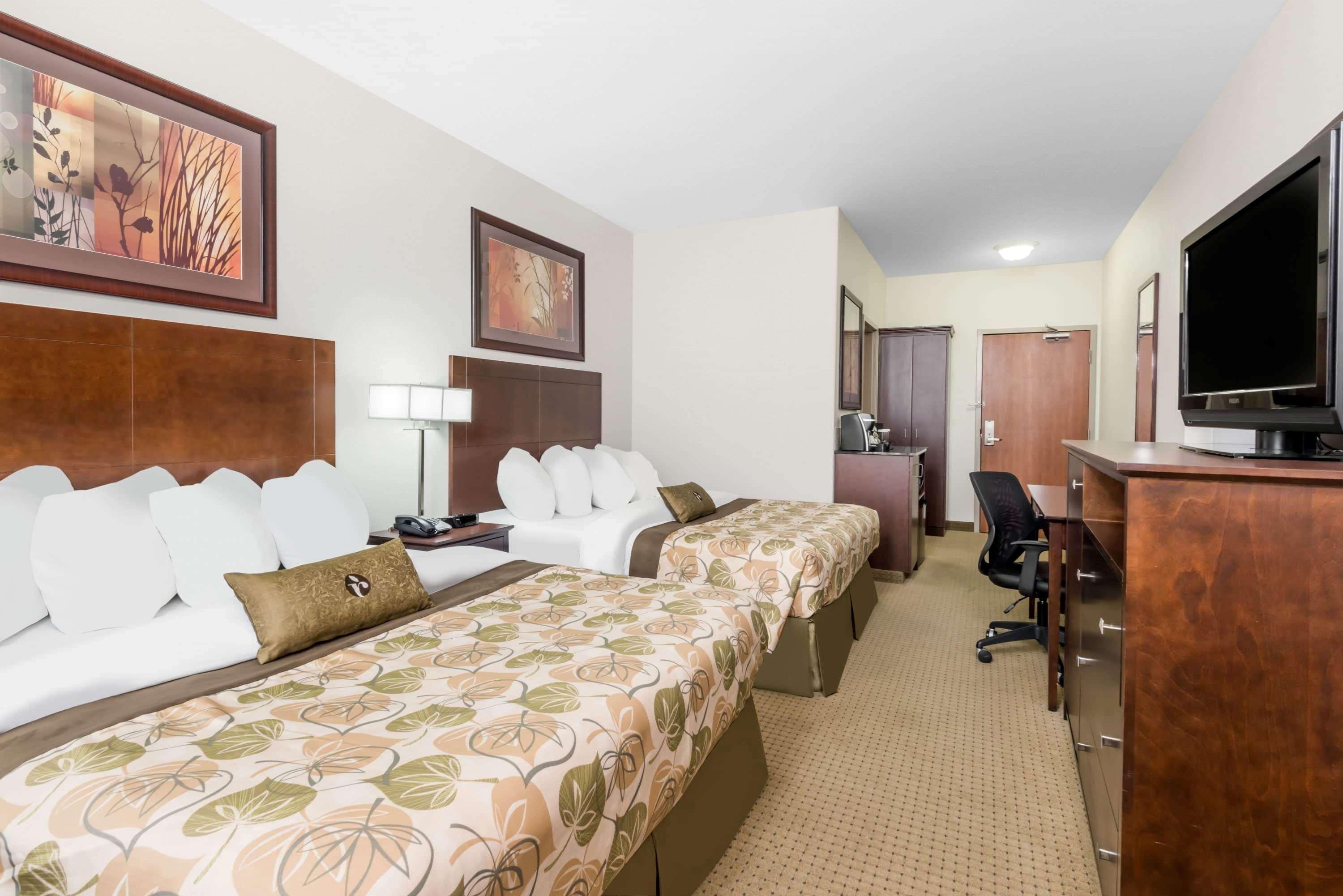 Отель Ramada By Wyndham Olds Экстерьер фото