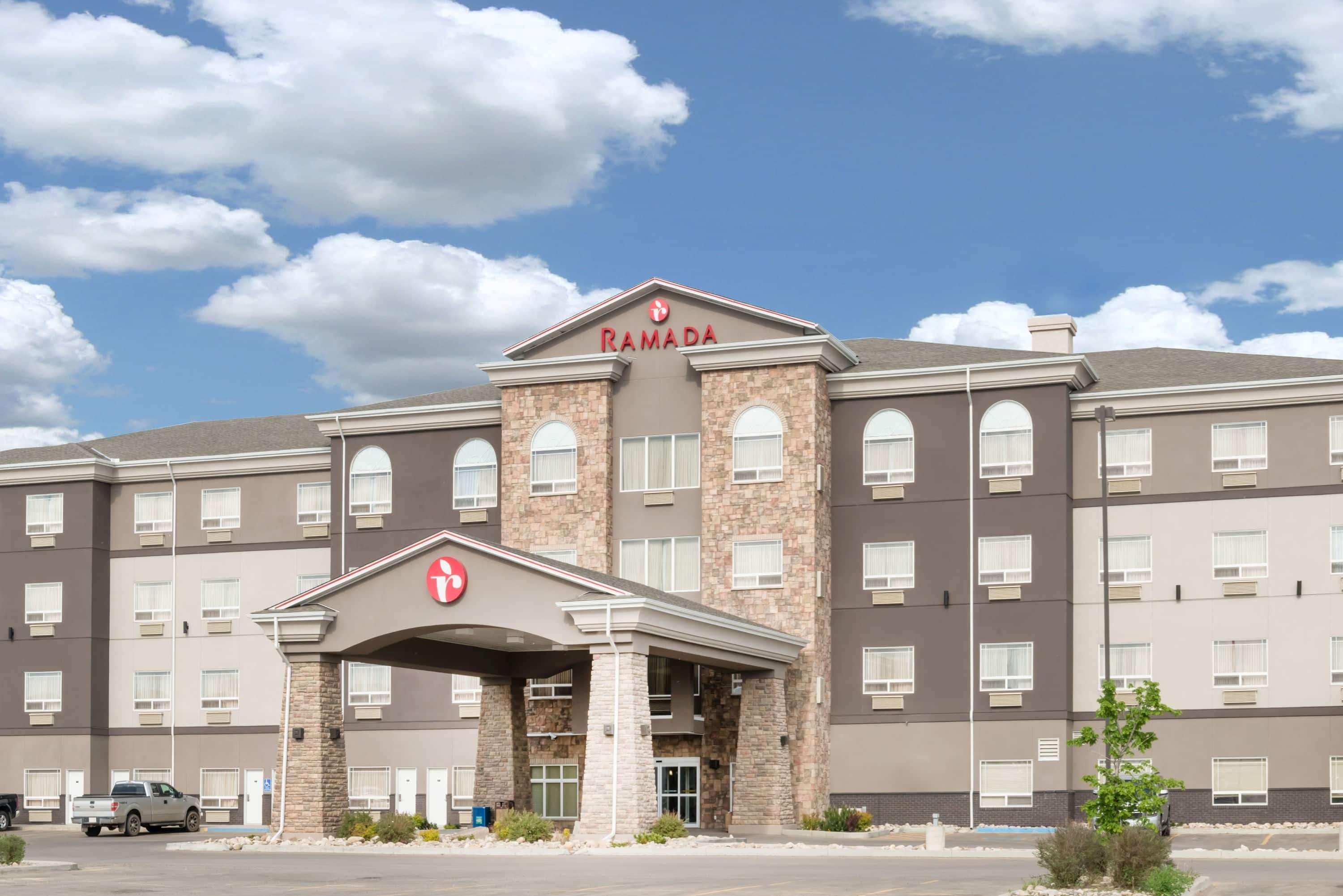 Отель Ramada By Wyndham Olds Экстерьер фото