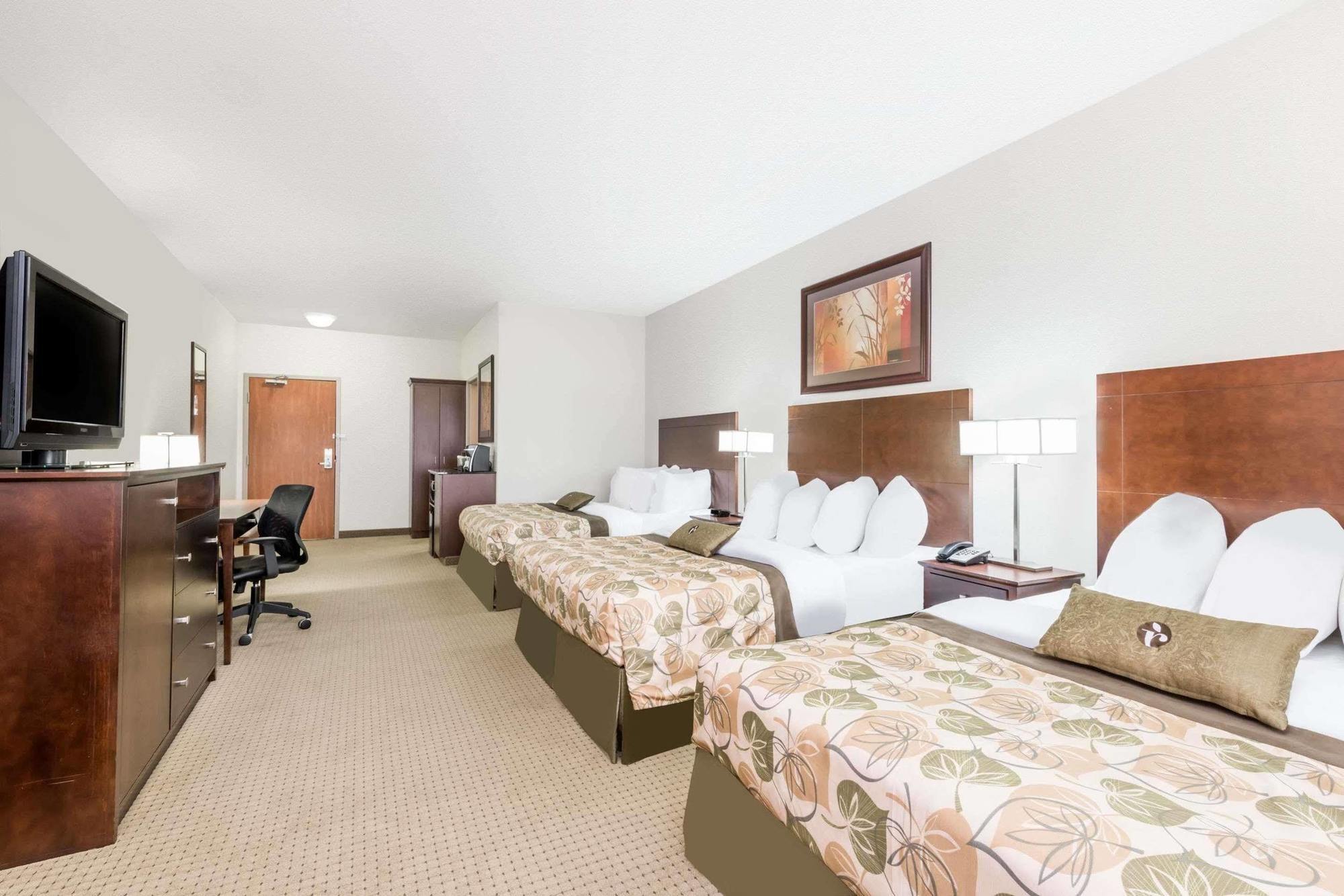 Отель Ramada By Wyndham Olds Экстерьер фото