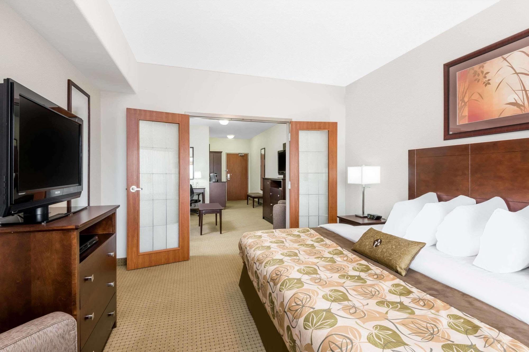 Отель Ramada By Wyndham Olds Экстерьер фото