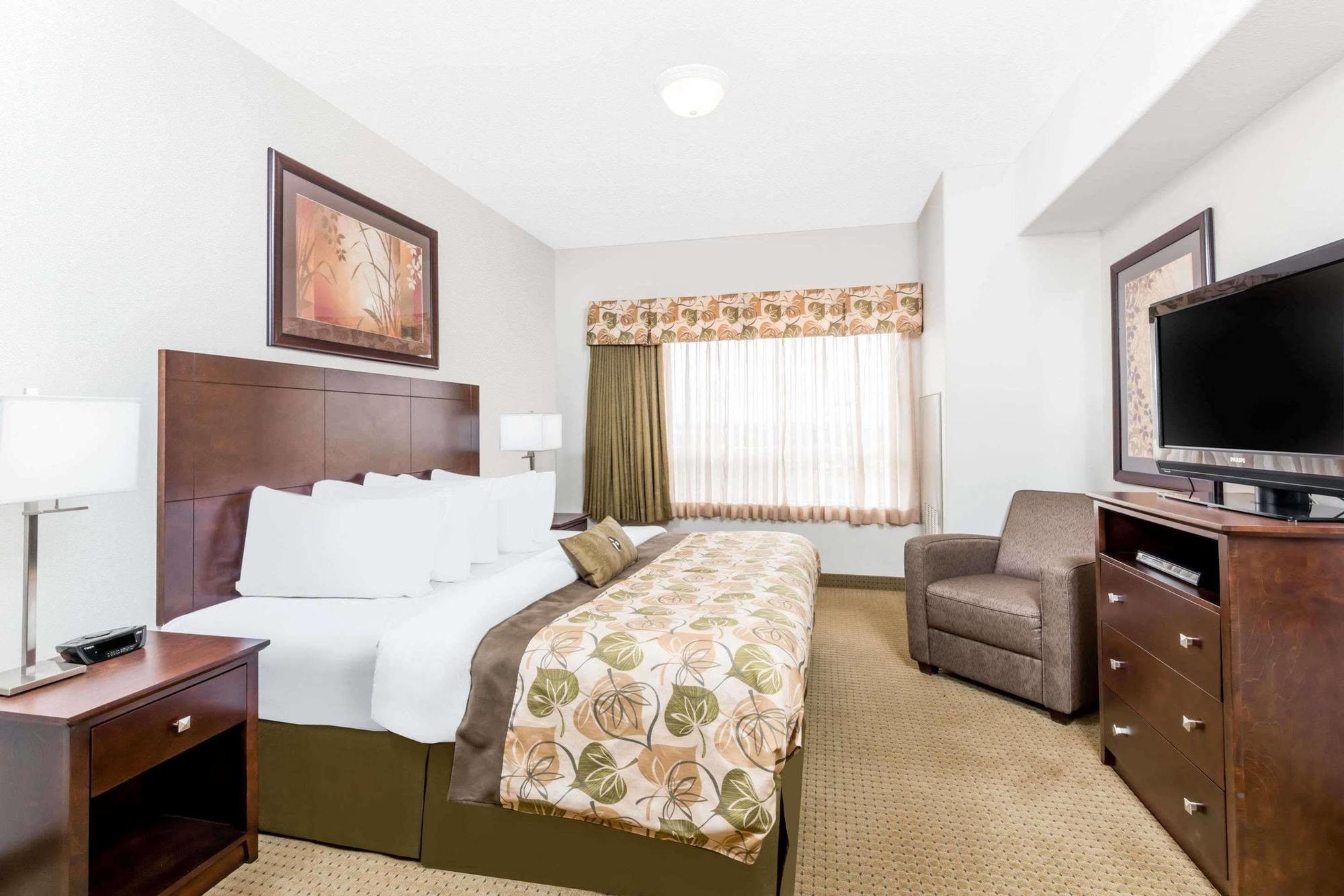 Отель Ramada By Wyndham Olds Экстерьер фото